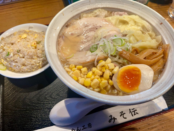 「味噌ワンタン麺 大盛」@ラーメン工房 二代目 みそ伝の写真