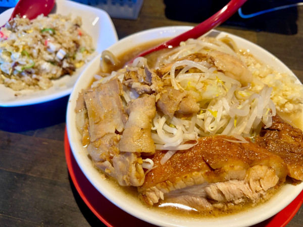 「トントンらーめん  極太麺  ＋ ミニチャーハン」@麺と飯 トンじろの写真