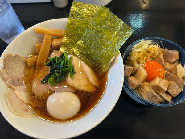「特製鴨がら中華そば醤油+チャーシュー丼」@戸田ラーメンベース 和み食堂の写真