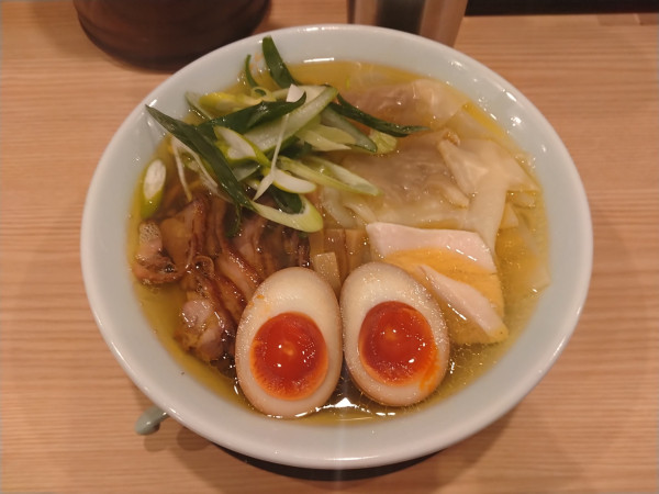 「鶏ワンタン麺 味玉入り(塩·並)¥1210-」@笠岡ラーメン TAKETONBO 新富町店の写真