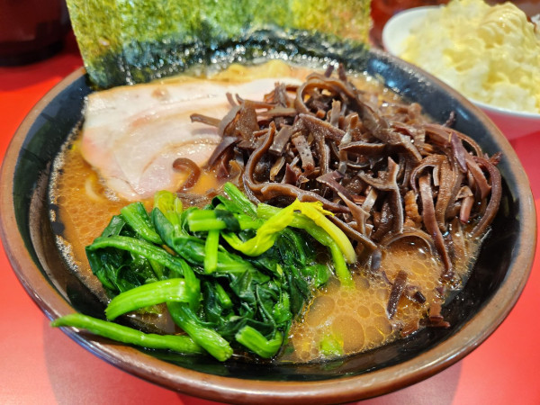 「ラーメン　キクラゲ　ライス」@横浜家系ラーメン 駒岡家の写真