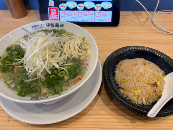 「白醤油九条ネギラーメン1050円、炒飯セット300円」@京都ラーメン伴製麺所 那珂店の写真