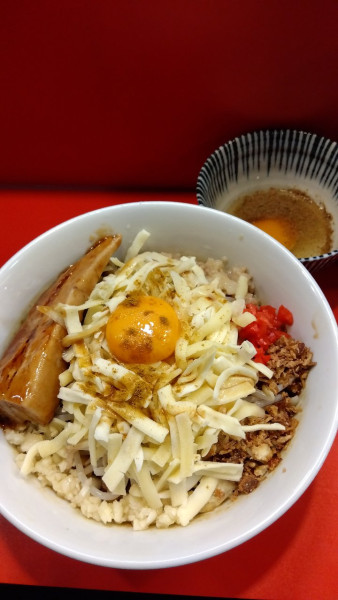 「チーズカレーまぜそば+麺300g+チーズ+生卵」@まぜそばマゼロー 船橋店の写真