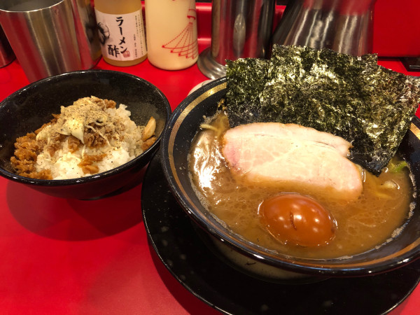 「ラーメン 家系 本店、かため、濃いめ、油多め」@王道家直系我道家 OSAKAの写真
