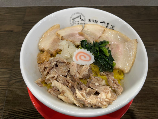 「豚バラチャーシューまぜそば+麺増し」@いわきと創作らぁ麺 やま鳶の写真