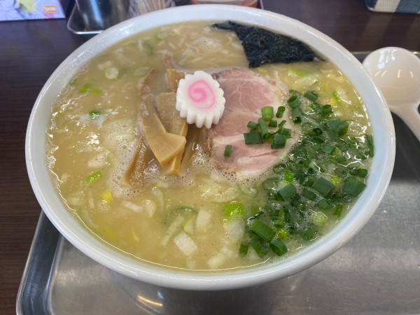 「塩とんこつラーメン(900円)＋中盛り150円 (日曜日限定」@東京らぁめんちよだの写真