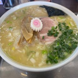塩とんこつラーメン(900円)＋中盛り150円 (日曜日限定