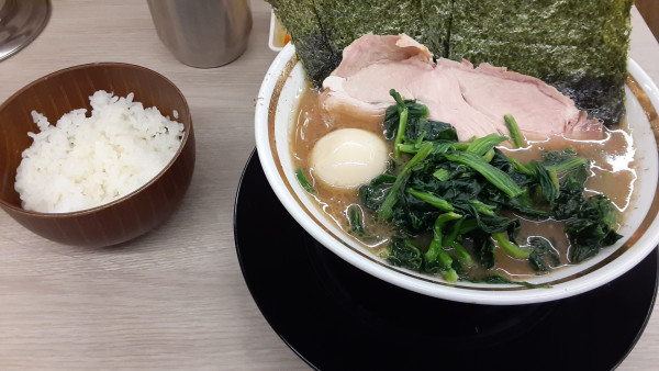 「直伝ラーメン　半ライス」@王道家直伝 との丸家 越谷店の写真