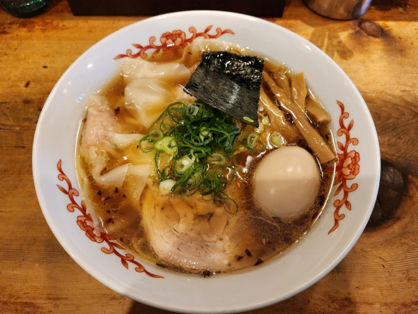 「雲呑入り醤油ソバ　浅野さん家の卵」@ラーメン専門店 なんぞの写真