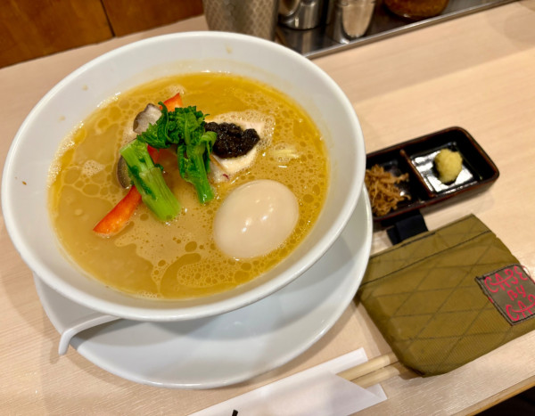 「鶏白湯トリュフSoba醤油並＋味玉」@銀座 篝 Echika池袋店の写真