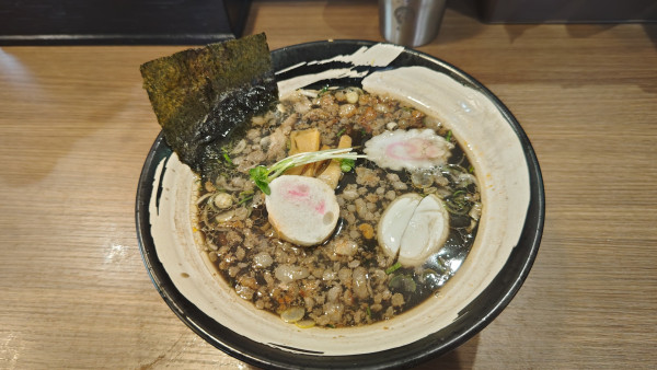 「特製極背脂（イカ墨）」@麺厨房あじさい JR函館駅店の写真