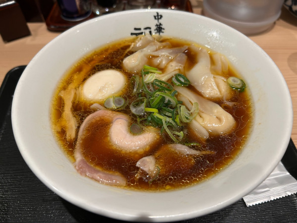 「雲吞麺＋半熟味付玉子」@極上中華そば 福味 東京駅KITTE店の写真