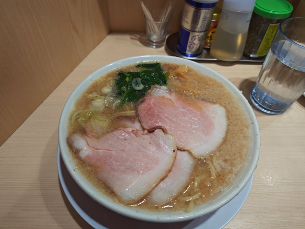 「背脂中華そば➕ニンニク」@ラーメン みなみの写真