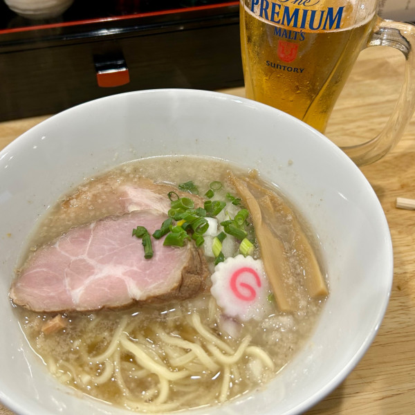 「にぼ塩ラーメン＋ビール」@厳選煮干ラーメン 初代 にぼ助の写真