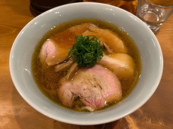 「煮干しそば+内ももチャーシュー1枚(吊るし焼き)+鶏チャーシュー」@中華そば しば田の写真