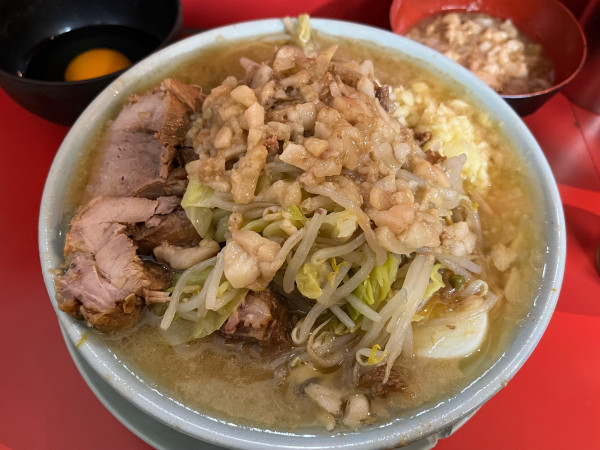 「ラーメン半分+ブタカスアブラ+生たまご」@ラーメン富士丸 西新井大師店の写真