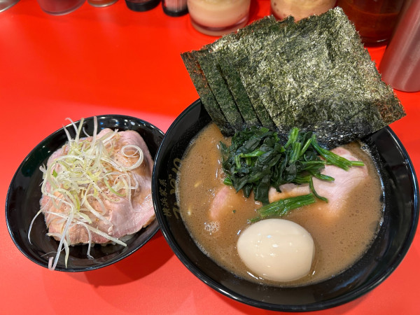「特上ラーメン　燻製焼豚丼」@横浜家系ラーメン みどりの写真