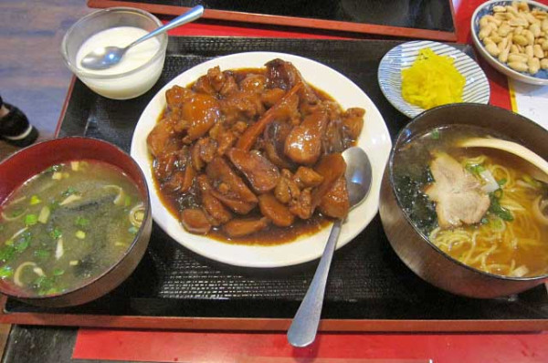 「とり肉とジャガイモ炒め醤油味の定食880円＋半ラーメン200」@花彫酒家の写真