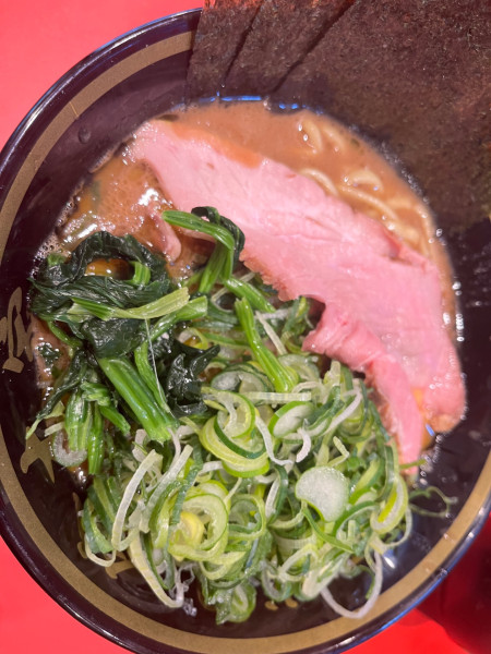 「ラーメン(並)850円＋九条ネギ200円」@横濱家系ラーメン 二代目鈴木家の写真