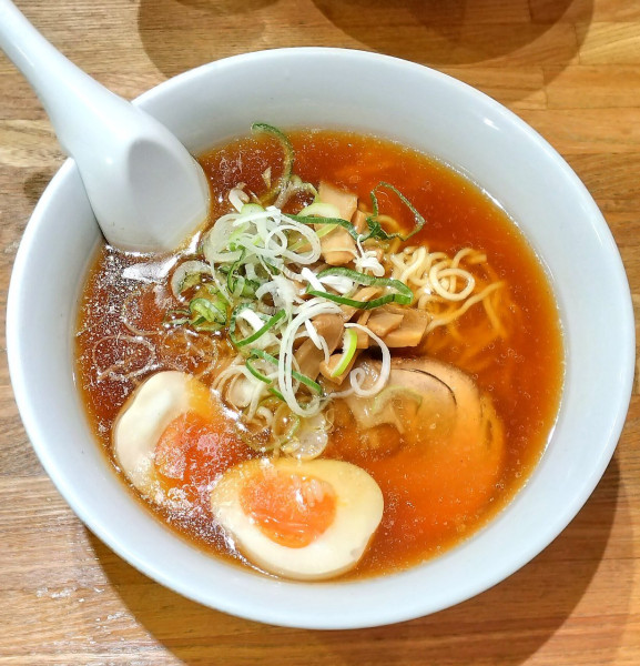 「正油ラーメン 750円＋味玉 100円」@游亀亭の写真