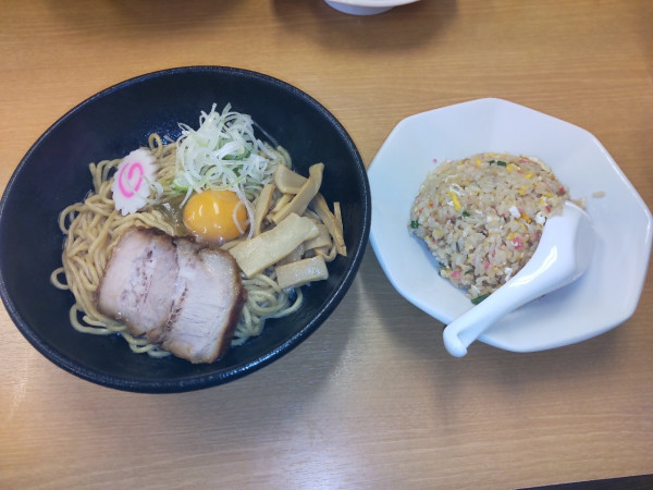 「一平そば　生卵　半チャーハン　780+90+350」@油ソバ専門店 一平ソバの写真