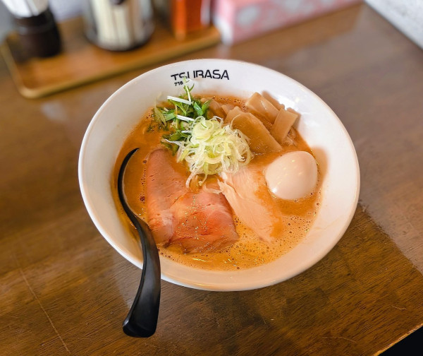 「辛Wスープ」@ラーメン翼の写真