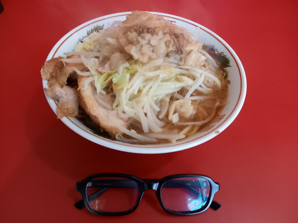 「ラーメンぶた2枚(にんにく少し・野菜・あぶら)」@ラーメン二郎 札幌店の写真