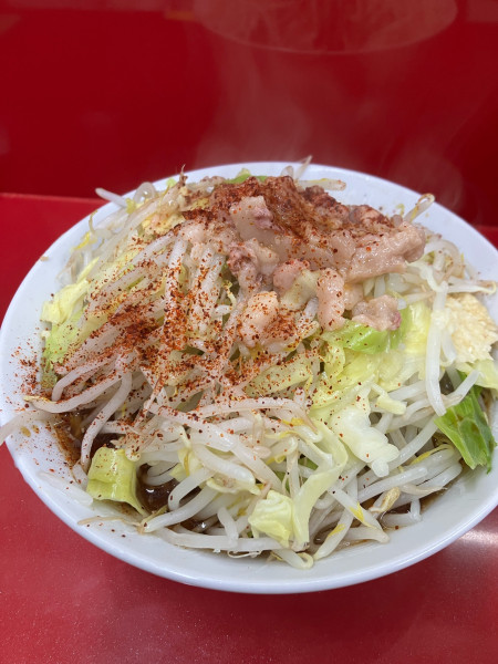 「ラーメン小950円　ニンニク少なめやさいあぶら一味唐辛子」@ラーメン二郎 越谷店の写真