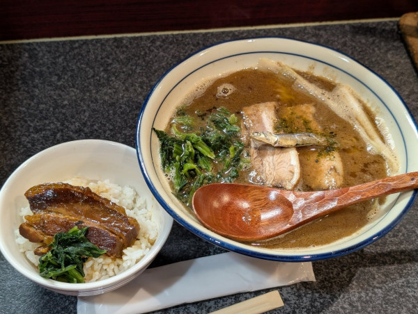 「かけ＆角煮ご飯ランチセット」@烈志笑魚油 麺香房 三くの写真