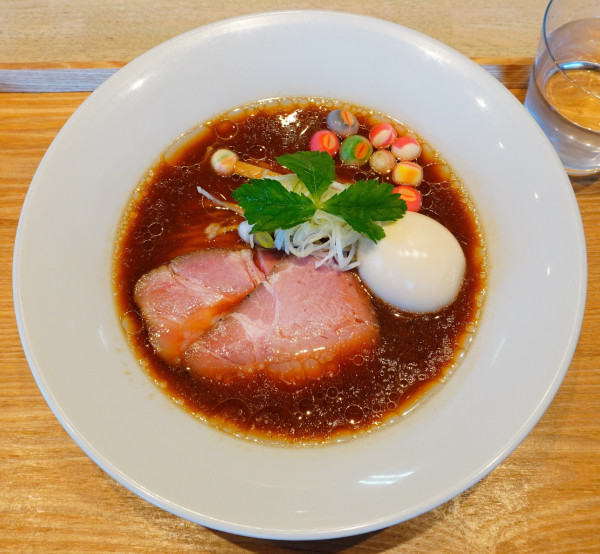 「【本店 冬の限定麺】宍道湖しじみ赤だし中華蕎麦＋味玉」@宍道湖しじみ中華蕎麦 琥珀 東京本店の写真