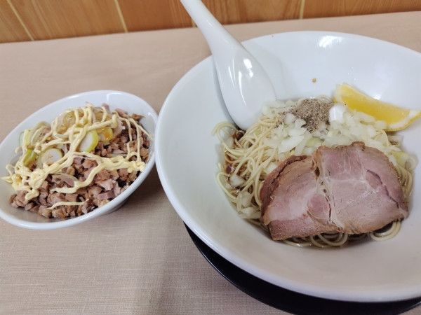 「油そば550円　豚めし（麺とセット）200円」@寺カフェ 中華そば水加美の写真