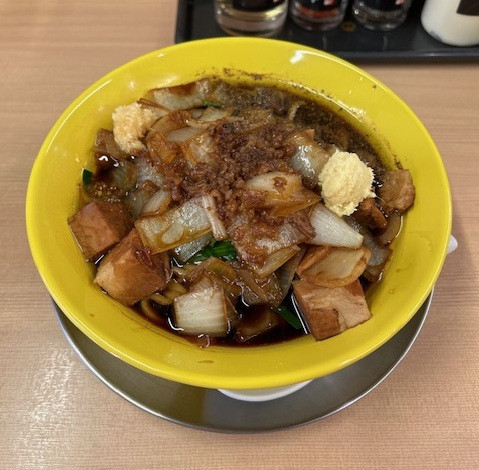 「スタメン醤油 900円＋野菜増し 100円。」@スタミナラーメン天邪鬼の写真