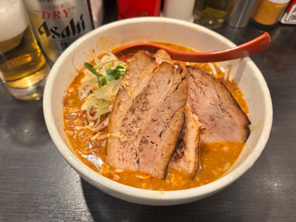 「アサヒスーパードライ中瓶〜濃厚辛味噌チャーシュー麺大盛」@濃厚味噌らーめん ぶるんちょの写真