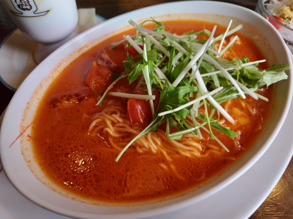 「とまとラーメン　（サラダ・ドリンク：アイスレモンティー）付き」@珈琲哲學 松本店の写真