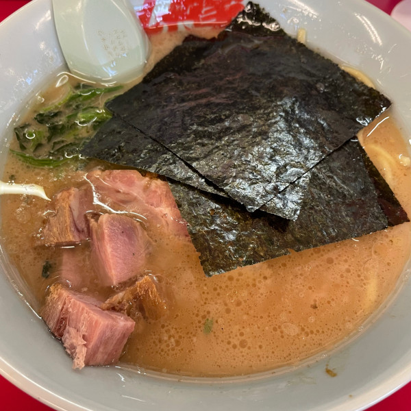 「醤油ラーメン 690円 コロチャー」@ラーメン山岡家 大泉店の写真