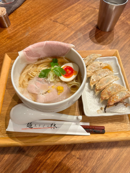 「スタイル醤油 + 餃子」@麺スタイル林の写真