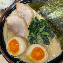 味玉豚骨醤油ラーメン　950円