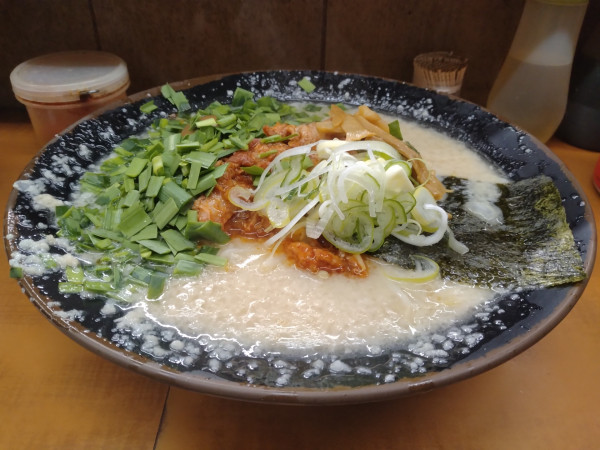 「ホルモンメン＋ニラ」@屋台ラーメンとんこつ貴生 稔台店の写真
