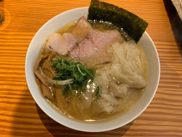 「貝出汁ワンタン塩ラーめん」@貝出汁ラーめん クラムの写真