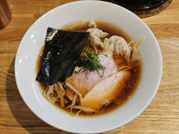 「醤油ラーメン＋ワンタン　880＋150円」@RAMEN TOMOの写真