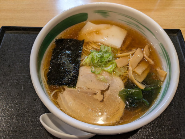 「中華蕎麦+お餅1個入り」@そば処 亀屋の写真