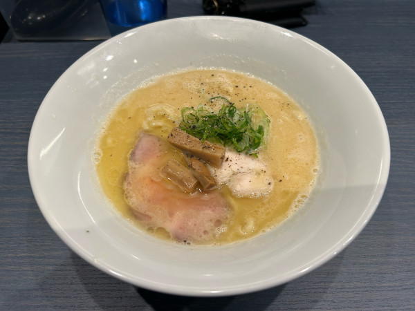 「濃厚しおラーメン　太麺」@らーめんOrangeの写真