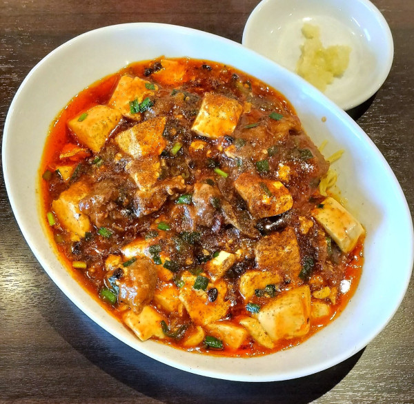 「(限定) 牛すじ四川マーボーメン 1350円＋激辛 150円」@中華ダイニング 秀丸の写真