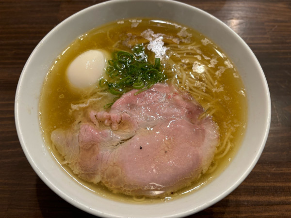 「しお味玉らーめん」@町田汁場 しおらーめん進化 町田駅前店の写真