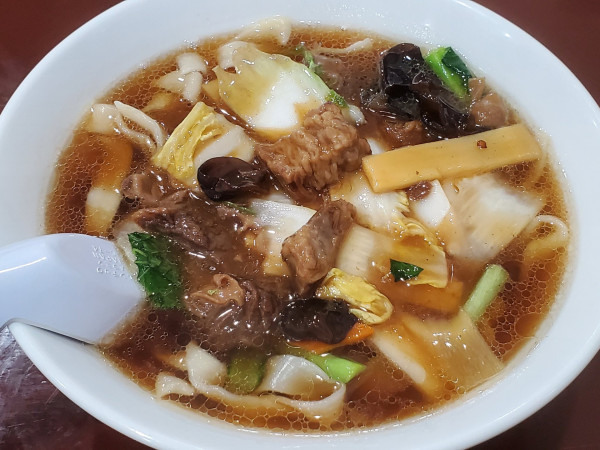 「牛バラ刀削麺」@味香苑 蒔田店の写真