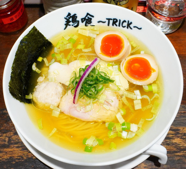 「味玉鶏の塩らーめん＋エビス（中瓶）」@鶏喰～TRICK～の写真