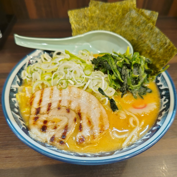 「濃厚豚骨ラーメン 味噌＋薬味ネギ」@麺屋 武士道 瑞江店の写真