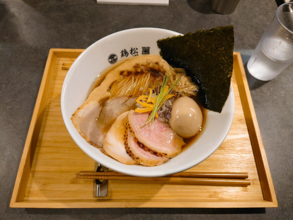 「特製 淡麗醤油らぁめん」@小田原城下町 らぁ麺 鶏松の写真