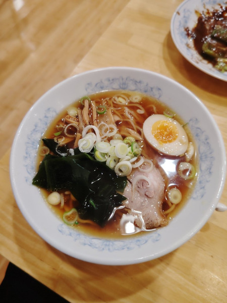 「満州しょうゆラーメン(550円)」@ぎょうざの満洲 東明館の写真