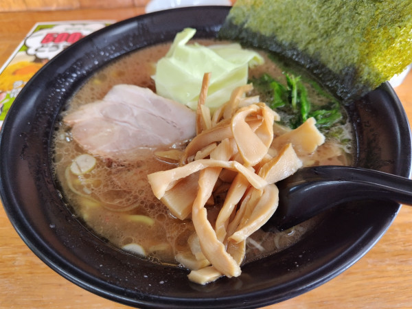 「とんこつ醤油　※かため、こいあじ　※㋗で５００円　＋メンマ」@横浜ラーメン 萬年家の写真